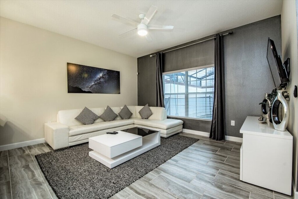 Stylish 4 Bed 3 Ba Pool Home view 2