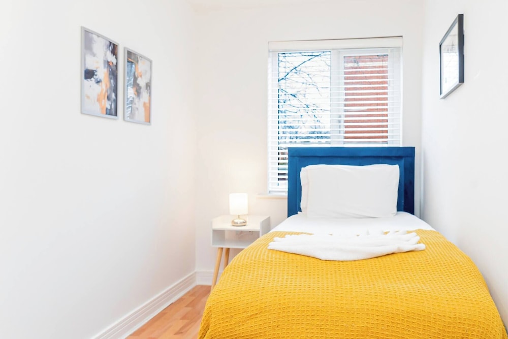 Modern 2-bed Flat Sleeps 4 Near City Centre and Utilita Arena