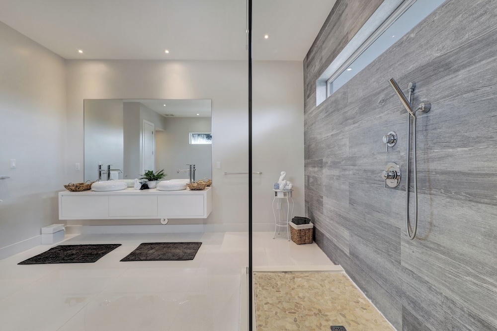 Luxurious Beach Retreat w/ Heated Pool&basketball