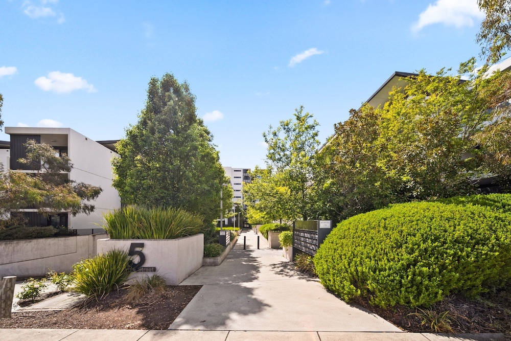 Elegant 2-bed With Pool, Alfresco Dining & Balcony