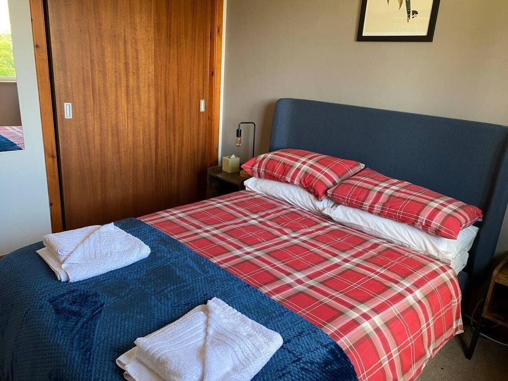 2 Bedroom Sleep 4 House - Private Garden view 5