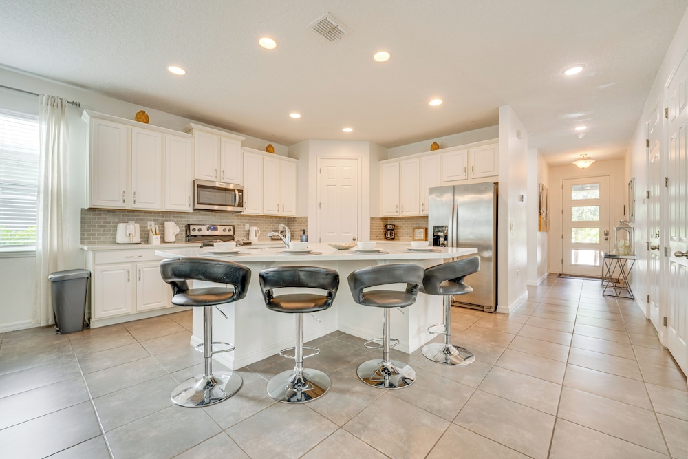 Home Near Theme Parks in Kissimmee: Family Perks!