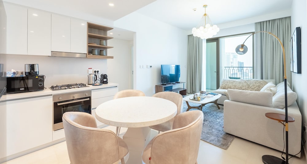 Elegant 1BR Apt Steps Away From Dubai Mall