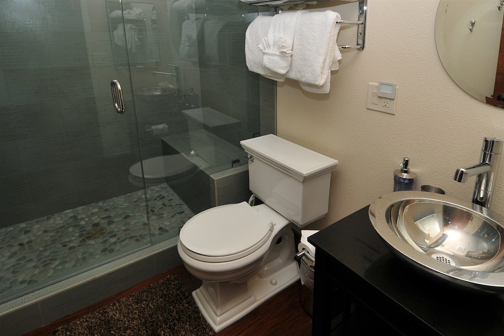 Cozy 2BR Ski-in/out Condo in Lionshead Village at Eagle Bahn Gondola