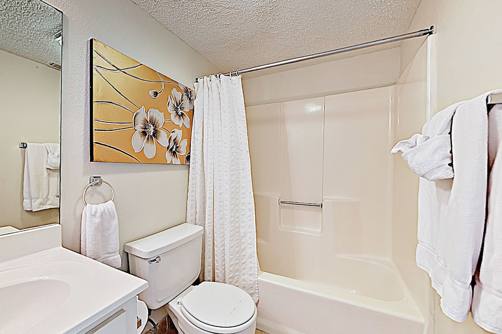 Gulf-view Corner 3BR w/ Balcony & Luxe Amenities