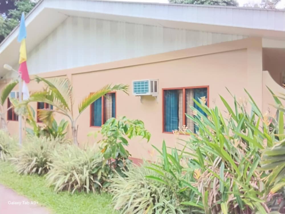 Room-serene Family Haven in Mambajao, Ph