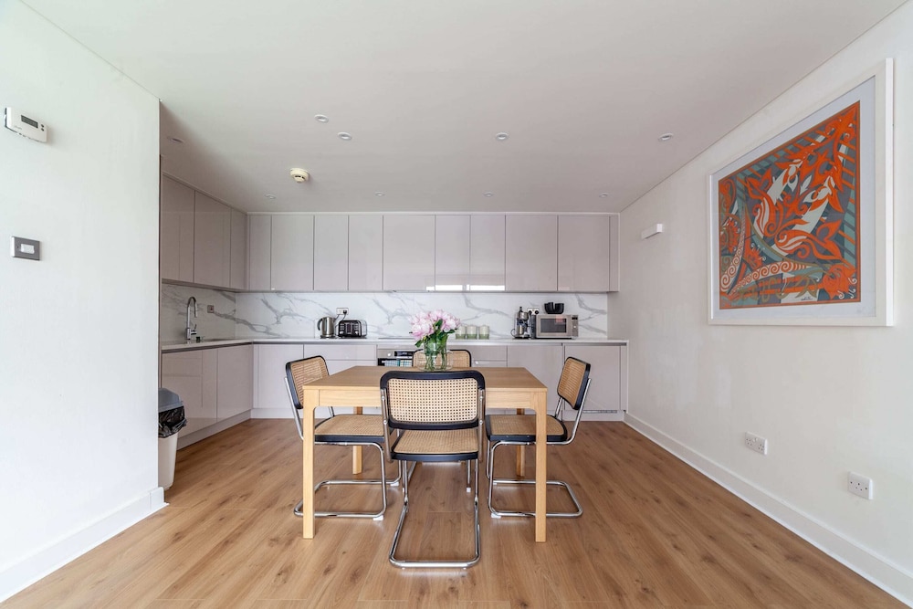 A Stylish Newly Refurbished Flat With City Access