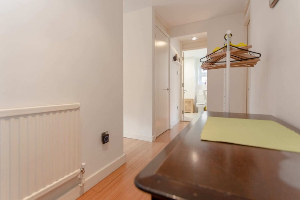 Well Located 2 Bedroom 1 Bath in Elephant & Castle