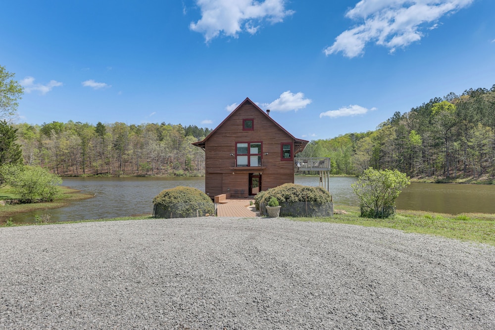 2 Docks + Paddleboard: Lakefront Alabama Retreat!