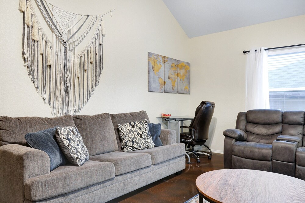 Modern Pet-friendly Duplex Near River Walk 3 Bedroom Duplex