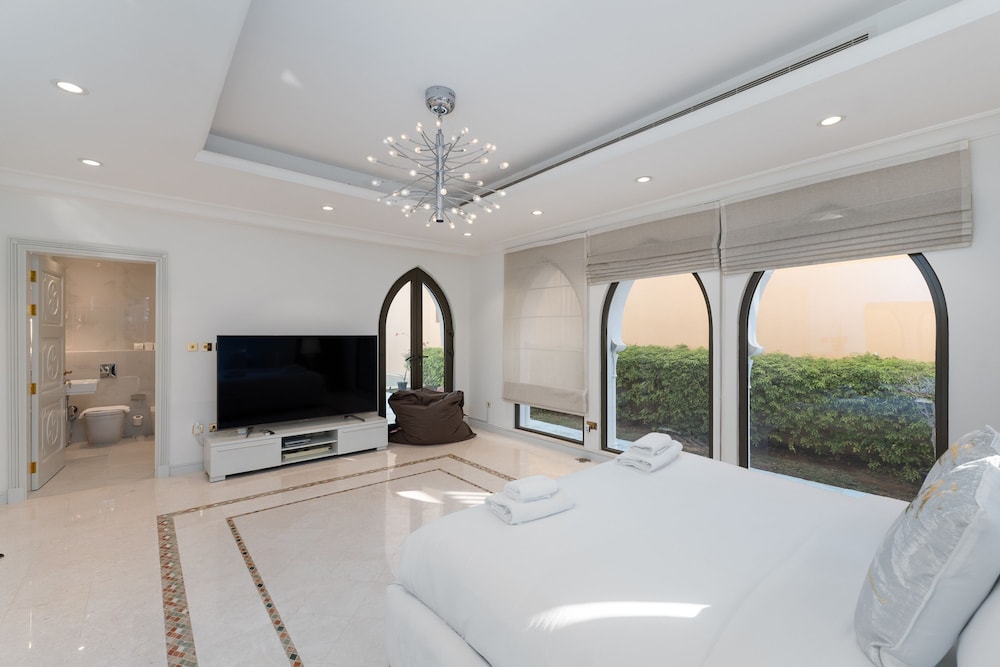 Exclusive 5BR Palm Villa w Private Pool and Beach