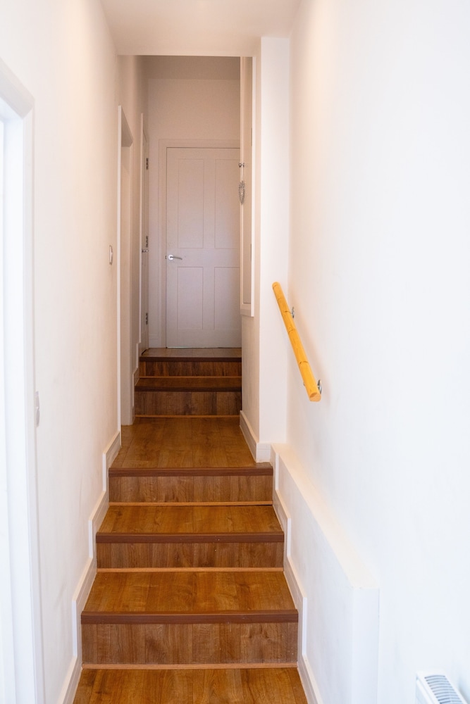 Cleave House - Stylish & Chic 3 Bed House Mins From Central London