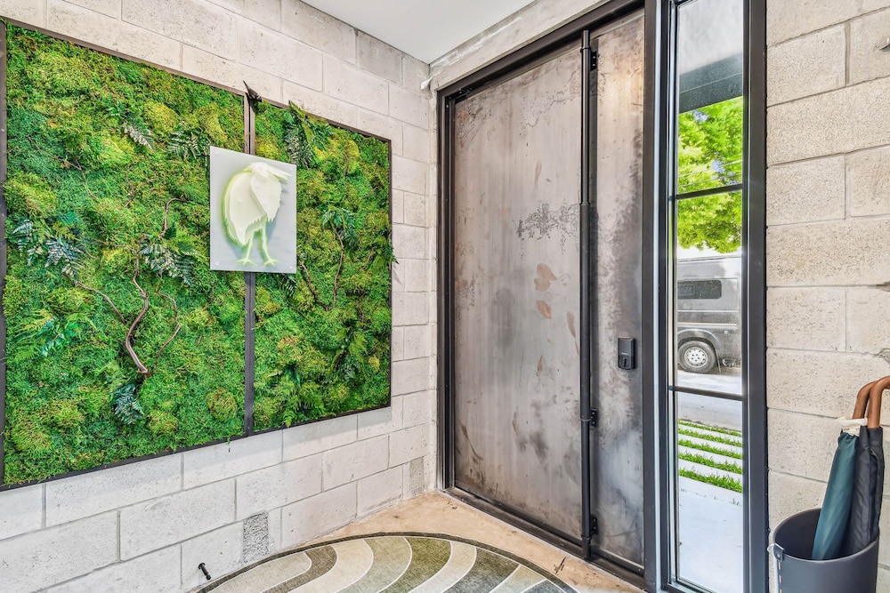 NEW The Strata Barn - Luxury Hyde Park Townhome