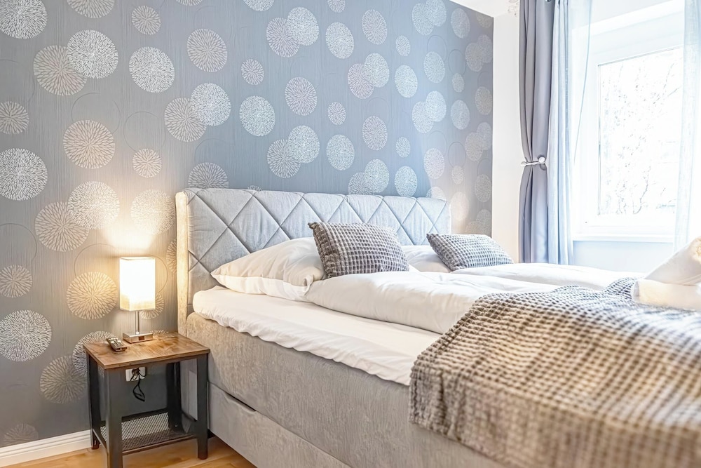 9 Min to City Center 1BR 1LR Balcony
