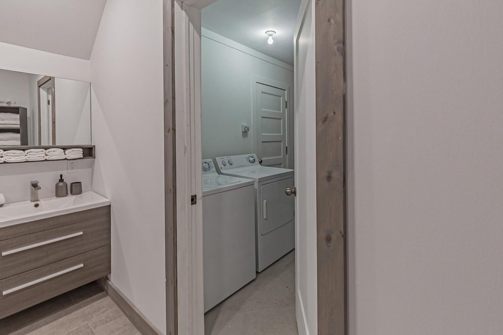 The Corzo - Modern Farmhouse With hot tub