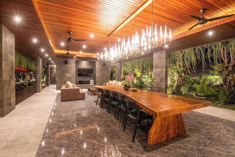 Exquisite 5BR Villa: Premier Luxury in Seminyak