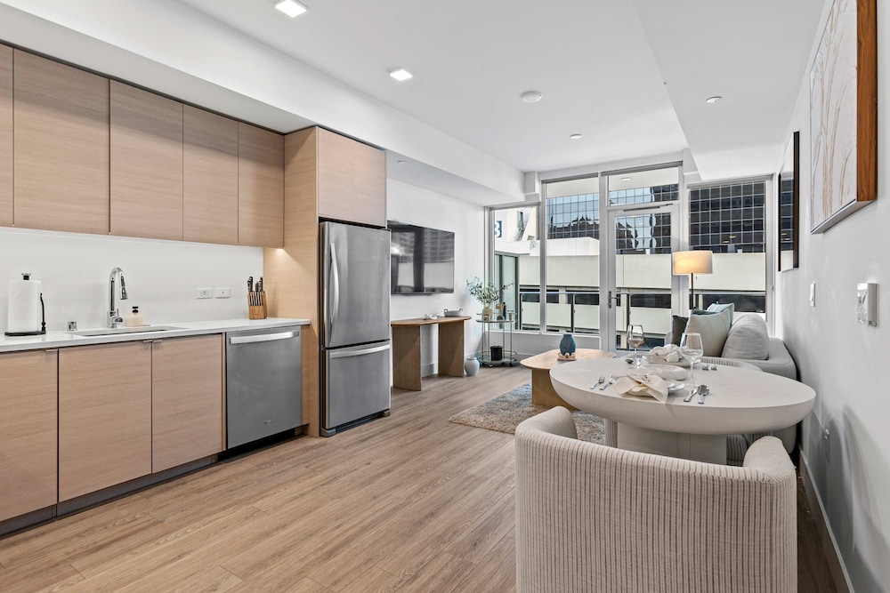 NEW Downtown Luxe King Suite Sauna Pool Access
