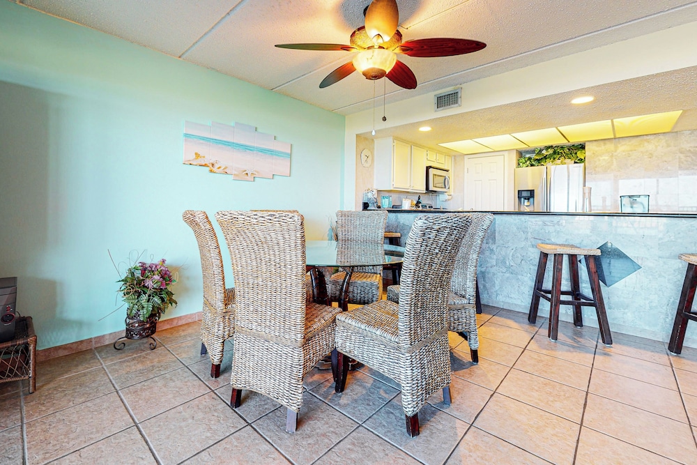 Gulf-view 3BR w/ Gourmet Kitchen, Tennis & Pools