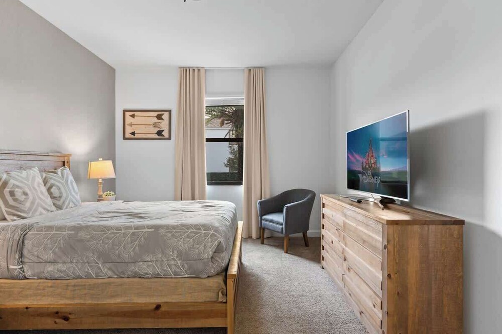 Luxury Decor 6BR at Storey Lake Sleeps 16