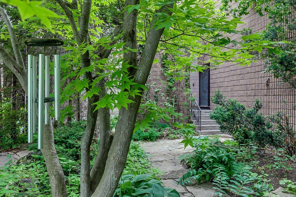 225 Lakeland Bed and Breakfast.