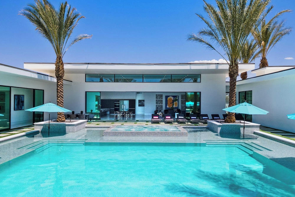 Sleeps 26 Pool, Hot Tub, Pickleball & Putting Green Bravo Villa #12 by Avantstay