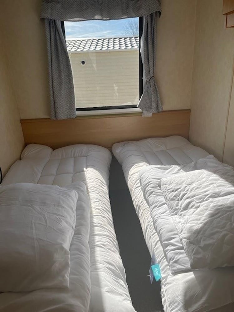 3-bed Seaside Holiday Home -pet Friendly & Parking