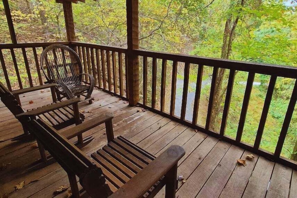 The Fur Traders Cabin- Pigeon Forge 2 Bedroom Cabin