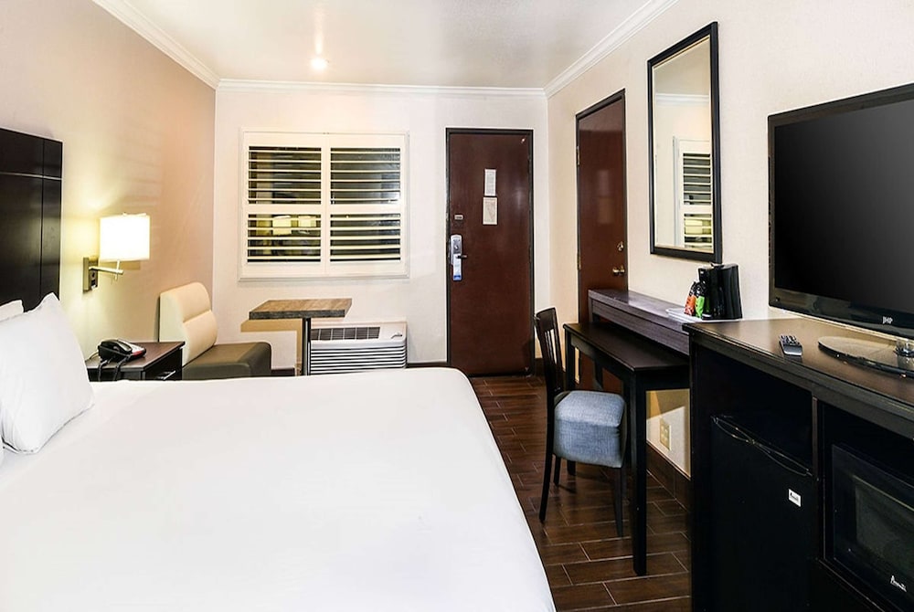 Travelodge by Wyndham Commerce Los Angeles Area 3