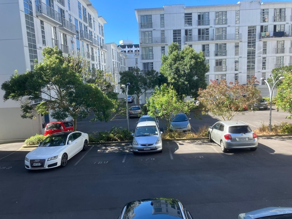 2 Bedroom Apt a few Steps to Queen St view 5