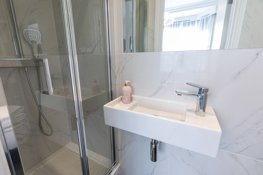 Luxurious Air Conditioned Apt High Street Kensington