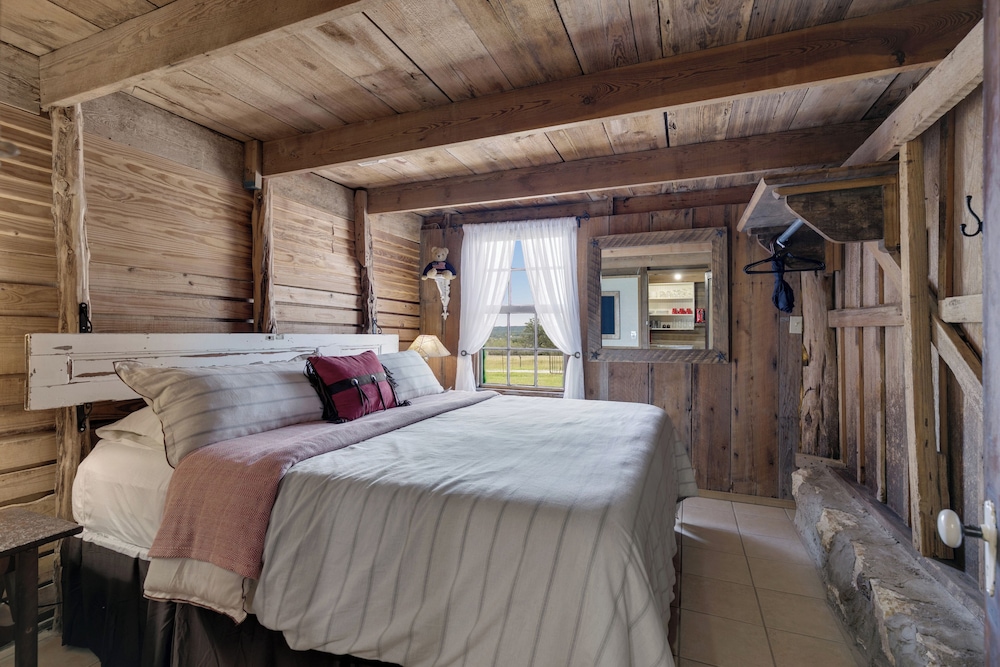 Rocking Ox Gasthaus and Barn Cabin