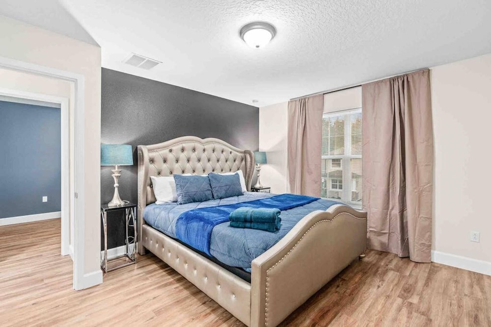 Super Epic- Sleeps 32 TWO Separate Townhomes