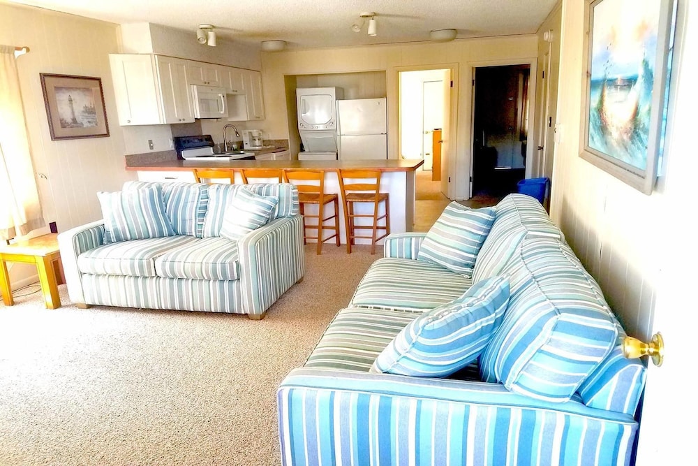 Severn I 208 3 Br condo by RedAwning