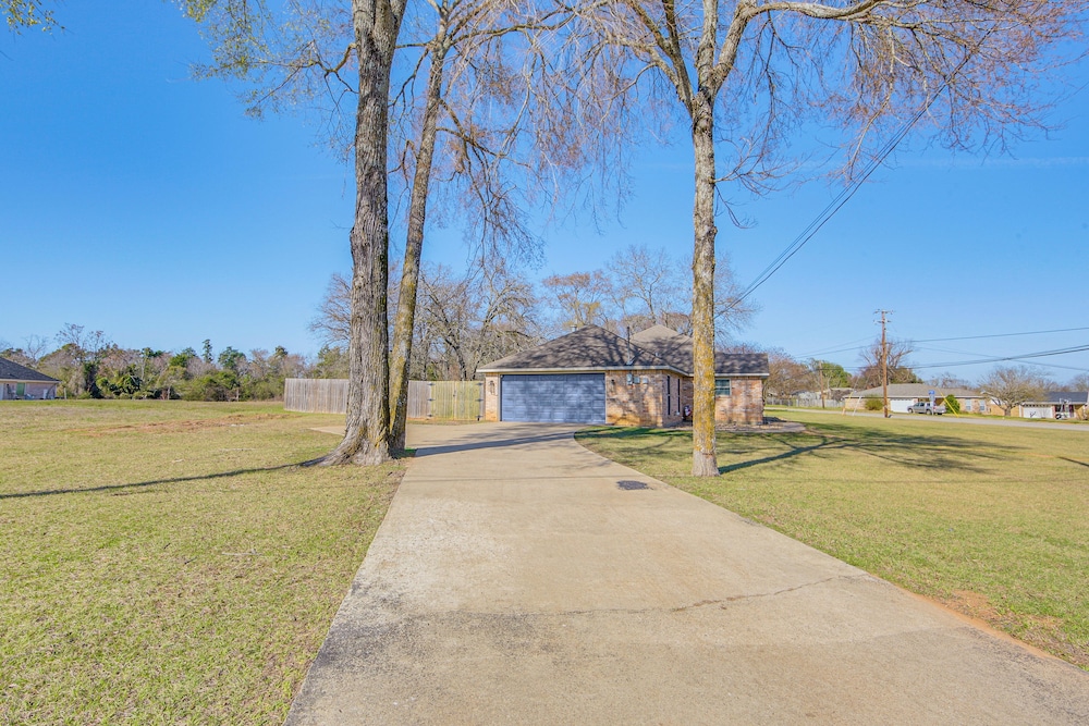 1 Mi to Lake Jacksonville: Pet-friendly Home