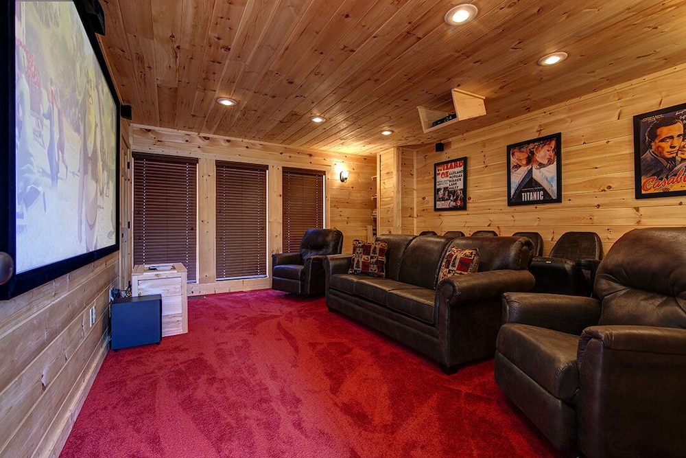 Chateaux Nirvana - 5 Bedrooms, 5 Baths, Sleeps 20 Home by RedAwning