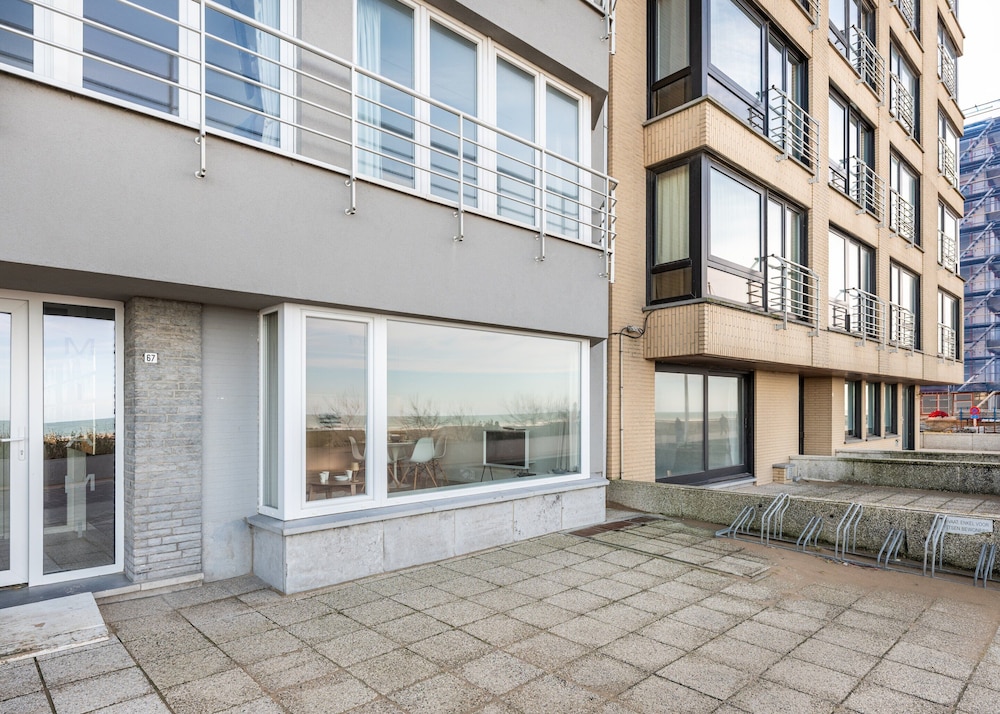 Apartment on Zeedijk With Stunning Sea Views