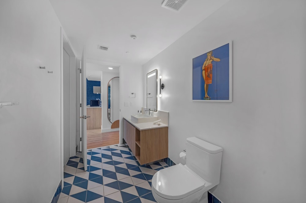 Chic Downtown 1BR with Stunning Views