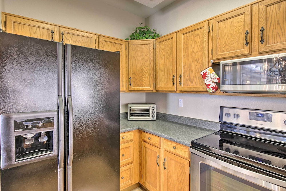 Breezy Mesa Condo w/ Community Pool & Hot Tub!