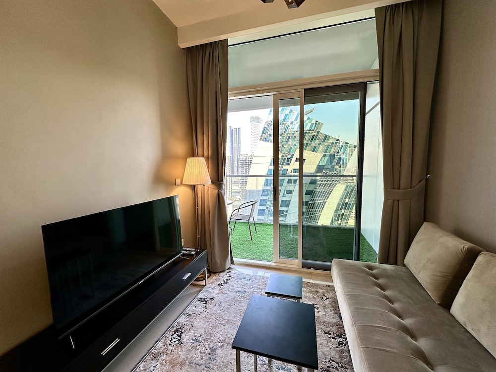 LuxBnB Vera Residences I Skyline Views