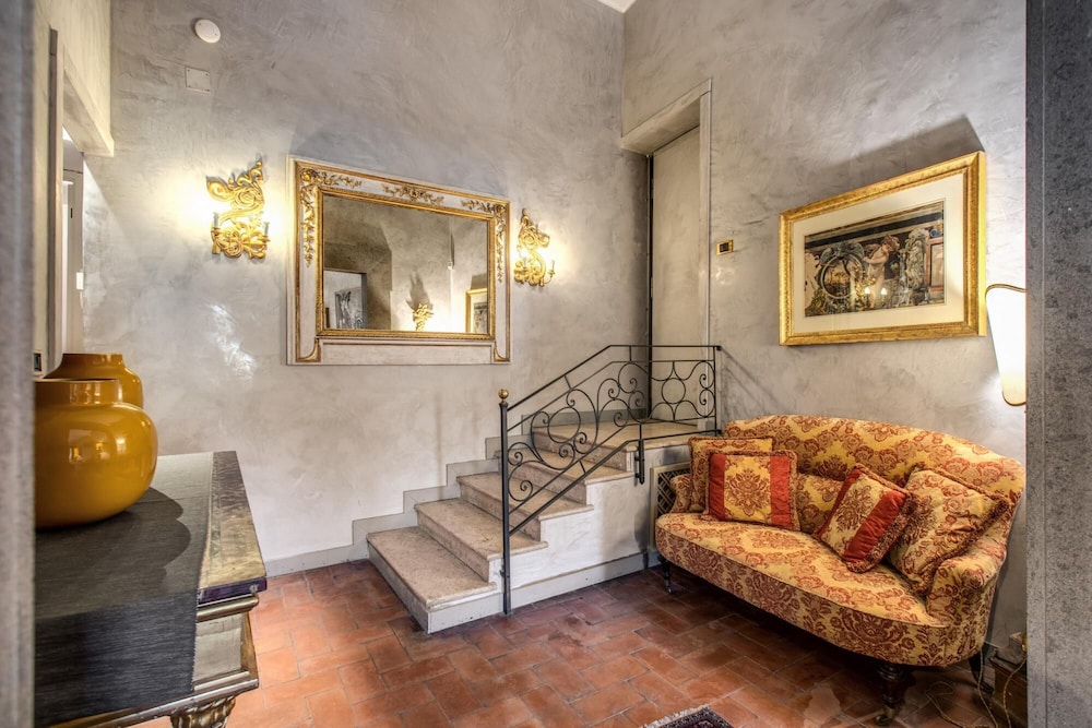 Wonderful Apartment With Balcony in Piazza Margana