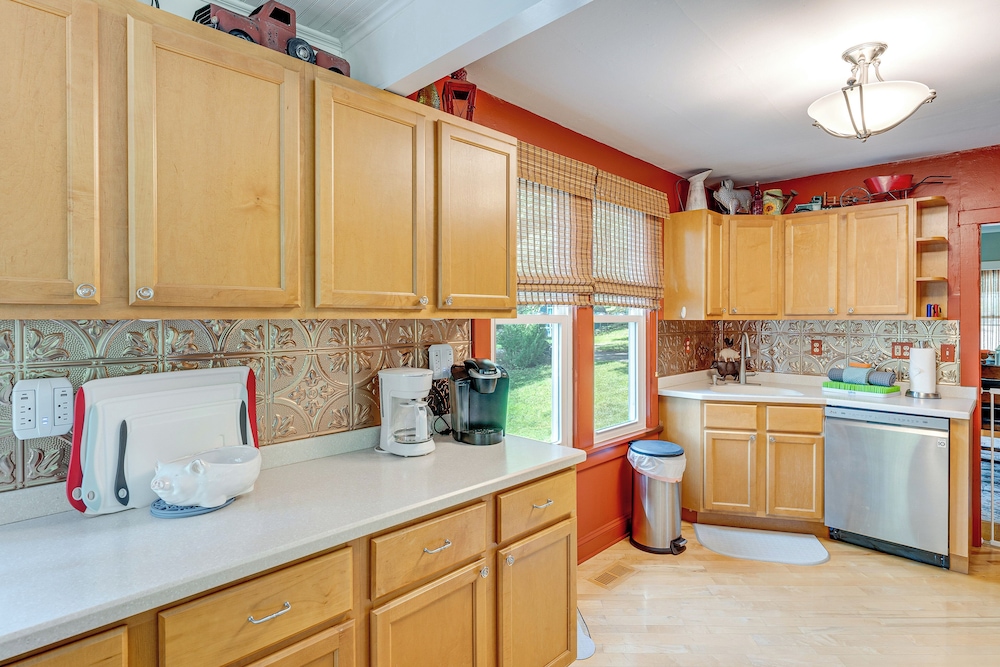Lake Geneva Family Gem w/ Fenced Dog Run!