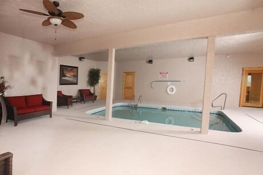 Serenity Mountain Pool 9 Br cabin by RedAwning