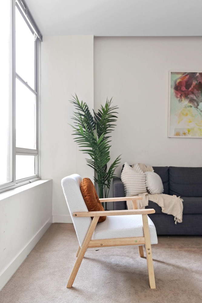 A Stylish & Central 2BR Apt Near Flinders Station