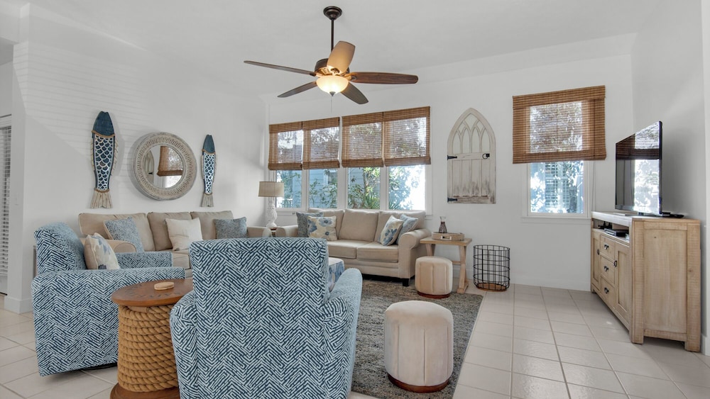 Charming Beach Cottage, 2 Pools and Tennis Access + Free Attraction Tickets!