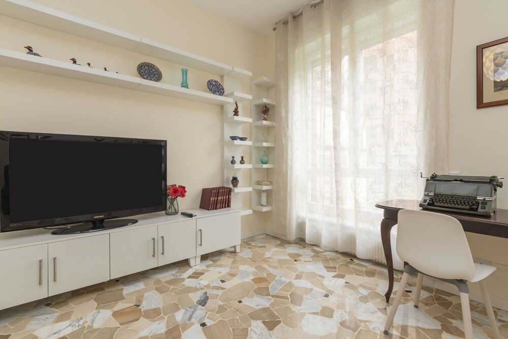 JOIVY Modern 2bed flat with balcony, 250m from M5 Foppa and M2 Sant'Agostino