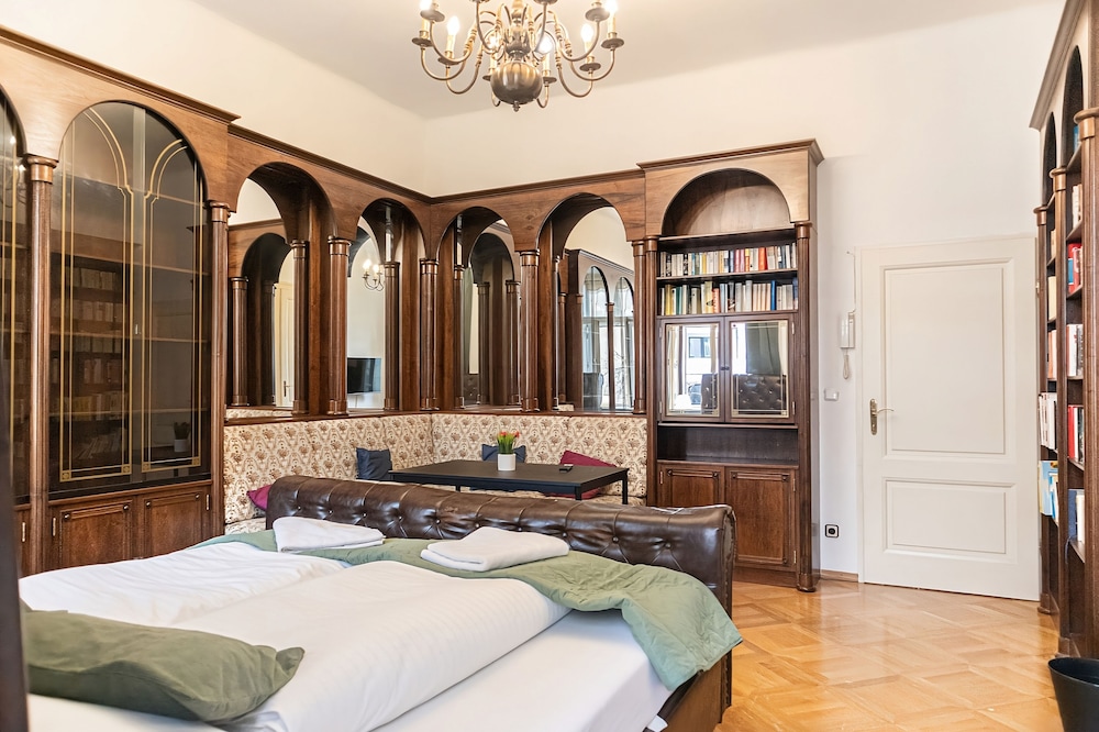 Spacious 4BR Apt Long Stay Friendly
