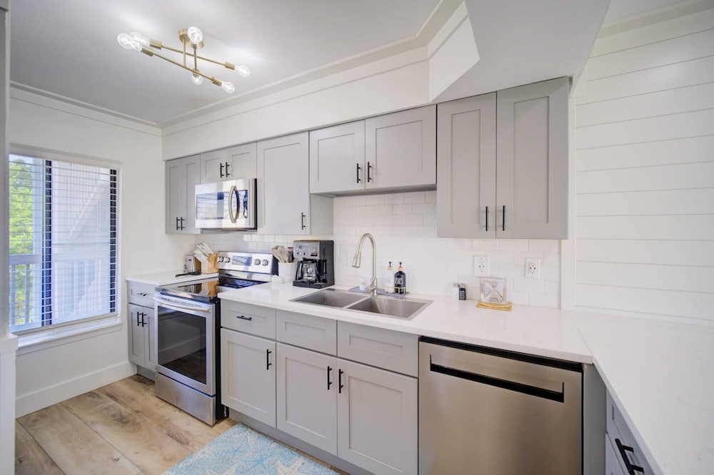 2 Condos, Steps to the Beach Pool+hot Tub, Balcony Lounge Triton & Sea Haven