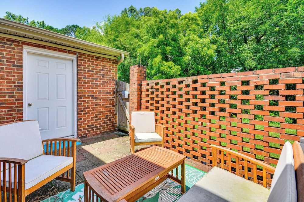2 Mi to High Point University: Townhome w/ Patio