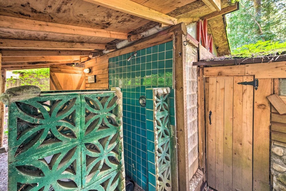 Three Enchanting Riverfront Cabins: Hot Tub Access