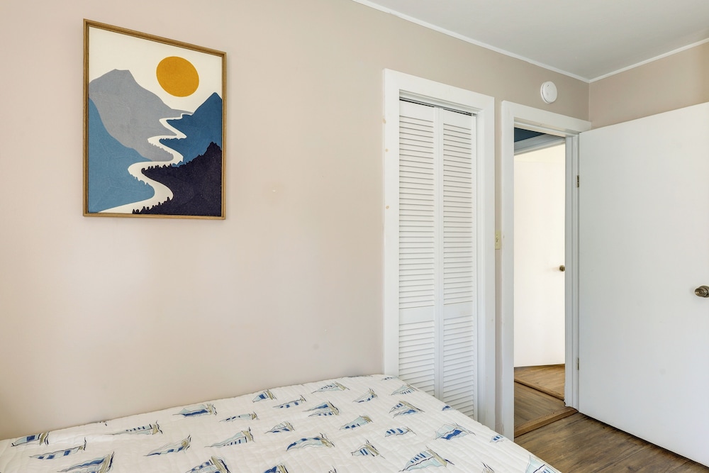Walk to Private Beach & Boat Launch: Mayfield Home